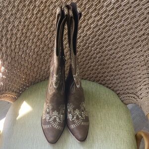Women's Brown Embroidered Western Heeled Boots. Size 10. Non Leather